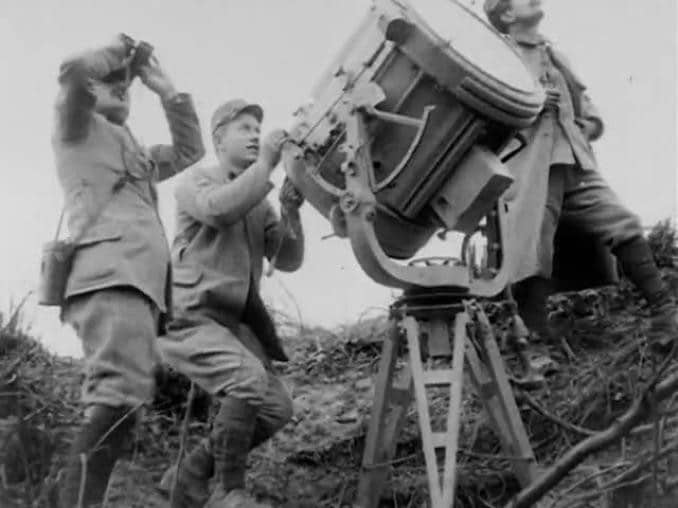 Soldat på marken manövrerar specialkonstruerad spegel i syfte att kommunicera med flygplanspiloter.
